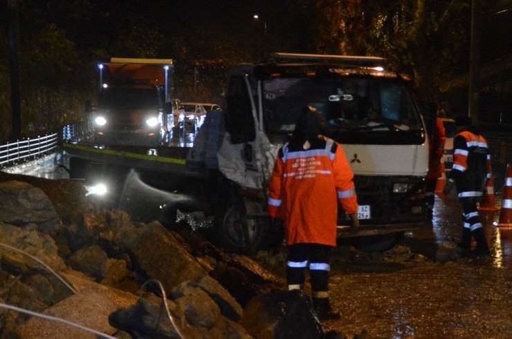 Sarıyer Çayırbaşı Tüneli girişinde istinat duvarı yıkıldı: Yol trafiğe kapatıldı