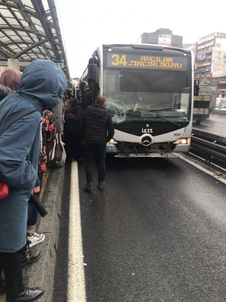 Şirinevler’de metrobüs yolcuya çaptı, 1 kadın yaralandı