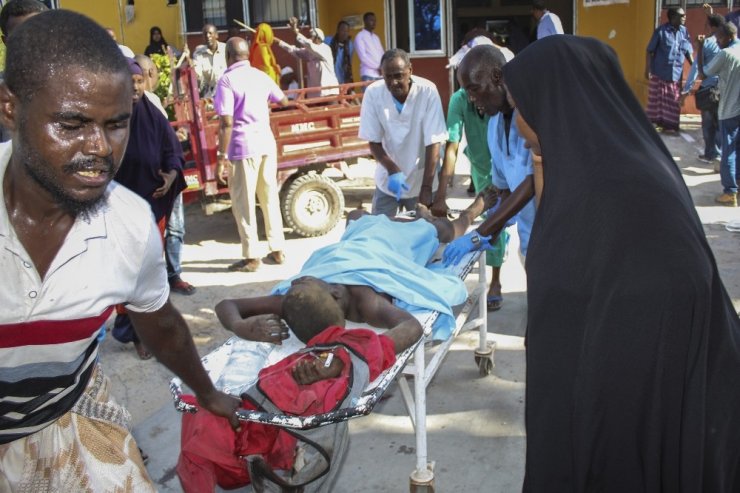 Somali’nin başkenti Mogadişu’da bomba yüklü araçla düzenlenen saldırıda ölü sayısı 61’e yükseldi.