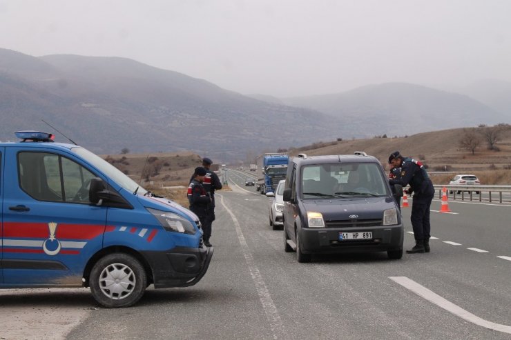 Tosya yolunda jandarma ekipleri kontrollerini sıklaştırdı