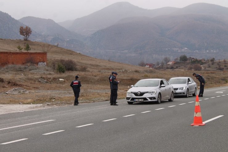 Tosya yolunda jandarma ekipleri kontrollerini sıklaştırdı