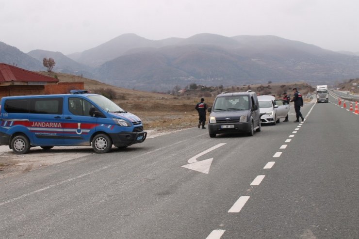 Tosya yolunda jandarma ekipleri kontrollerini sıklaştırdı
