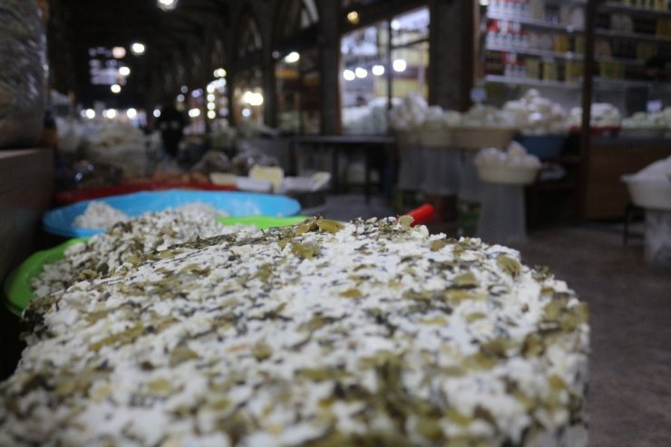 Tarihi çarşıda otlu peynir satışlarında düşüş