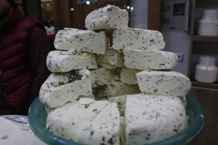 Tarihi çarşıda otlu peynir satışlarında düşüş