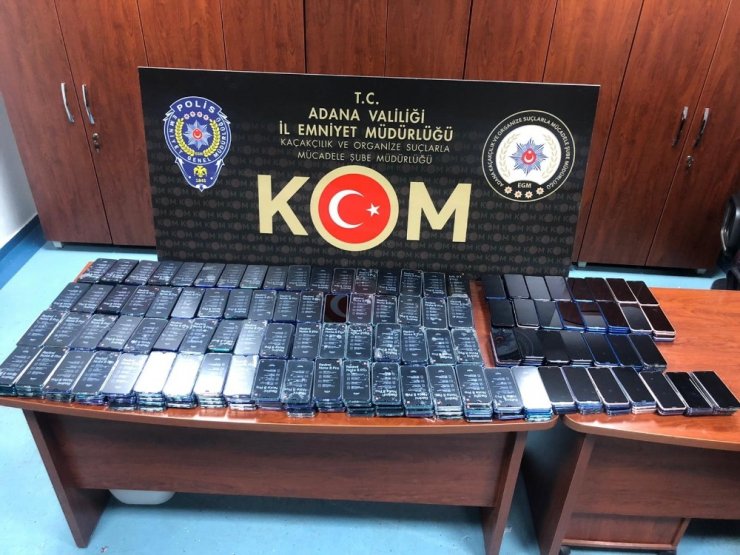 Otomobilin zulasından 1 milyon liralık kaçak telefon çıktı
