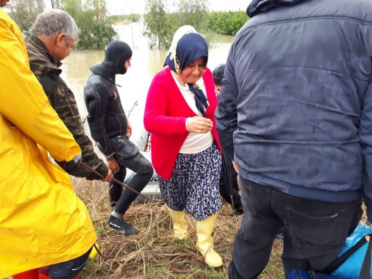 Selde mahsur kalan karı koca kurtarıldı