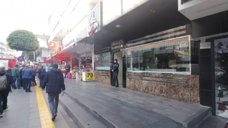Bilardo salonunun tavanını delip kuyumcudan 18 kilo altını çaldılar