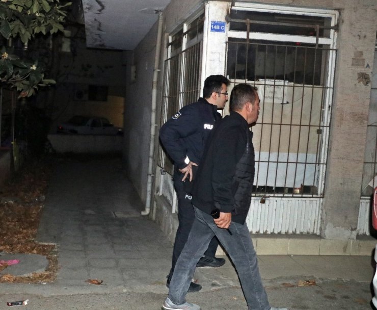 Kendini odaya kitleyip boğazını keseceği sırada polis kurtardı