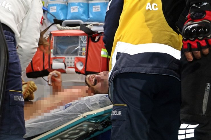 Kendini odaya kitleyip boğazını keseceği sırada polis kurtardı