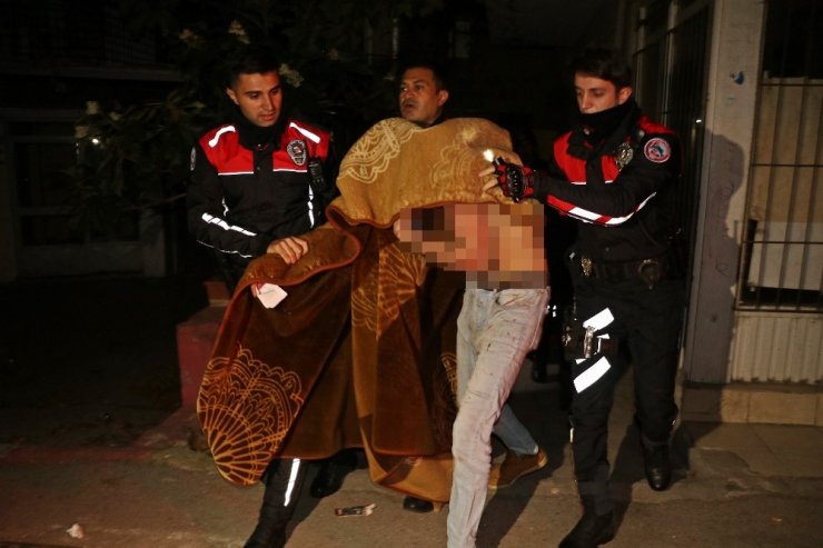 Kendini odaya kitleyip boğazını keseceği sırada polis kurtardı
