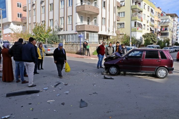 Antalya’da iki otomobil çarpıştı: 1 yaralı