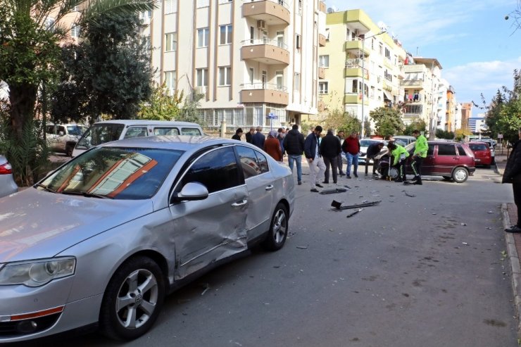 Antalya’da iki otomobil çarpıştı: 1 yaralı