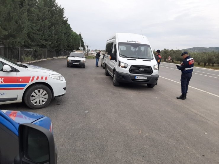 Balıkesir’de jandarma aranan 27 kişiyi yakaladı