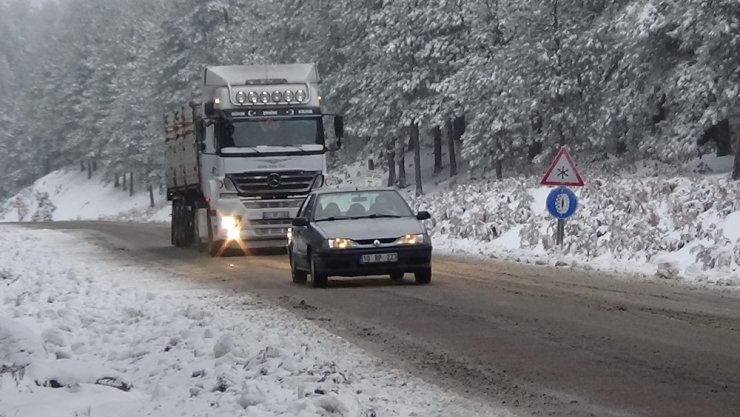 Kazdağları’nda kar yağışı hayatı olumsuz etkiliyor