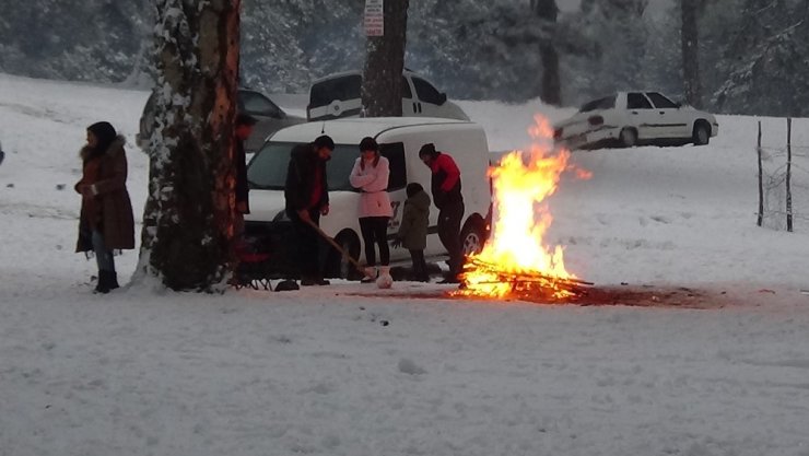 Kazdağları’nda kar yağışı hayatı olumsuz etkiliyor