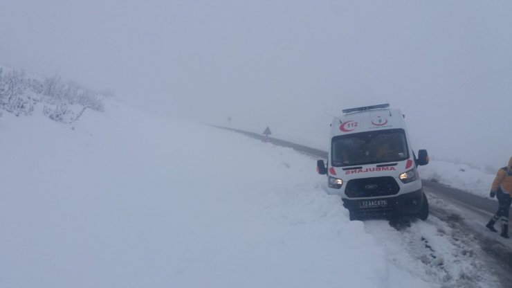 Ambulans kara saplandı, ekipler kurtardı