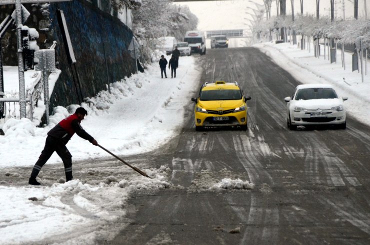 Doğu'da 173 yerleşim birimine ulaşım sağlanamıyor
