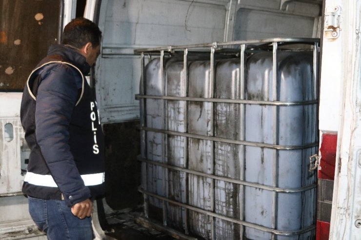 Polis uyuşturucu madde ararken kaçak akaryakıt yakaladı