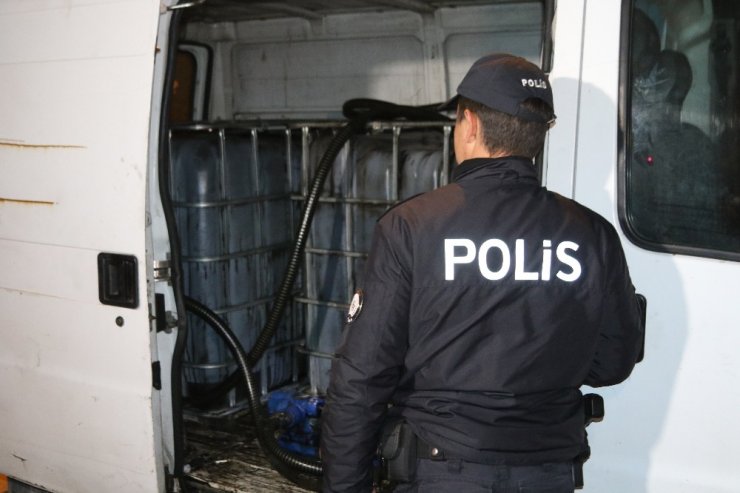 Polis uyuşturucu madde ararken kaçak akaryakıt yakaladı