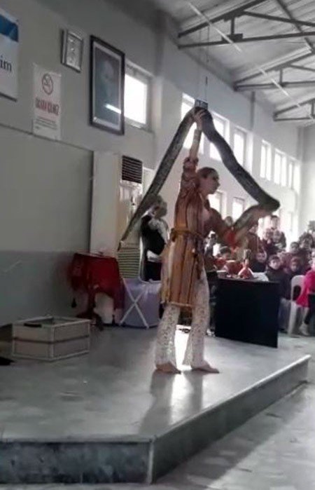 Dev pitonla yapılan gösteri korkuttu