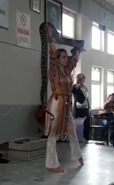Dev pitonla yapılan gösteri korkuttu