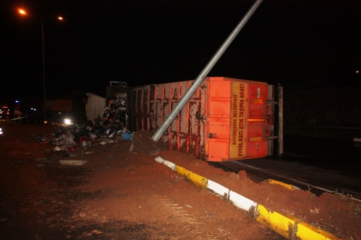 Diyarbakır’da çöp kamyonu devrildi: 1 ölü, 1 ağır yaralı
