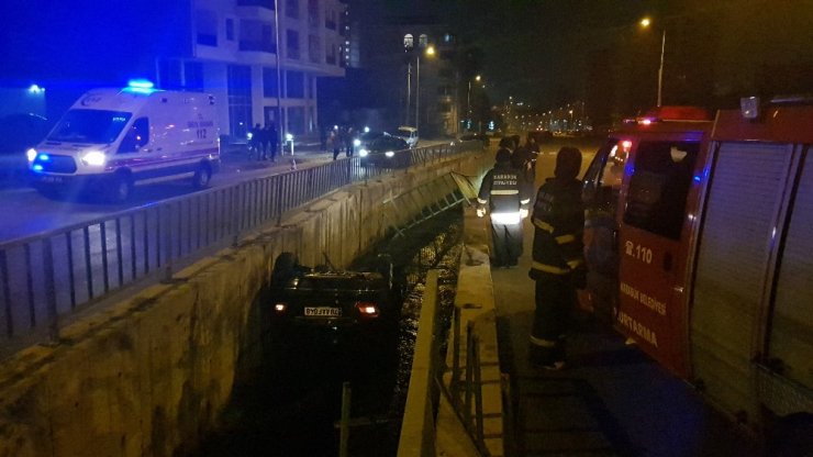 Alkollü sürücünün kullandığı otomobil su kanalına devrildi
