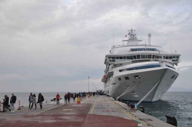Kuşadası Limanı 2019 sezonunun son kruvaziyer gemisini, ağırladı