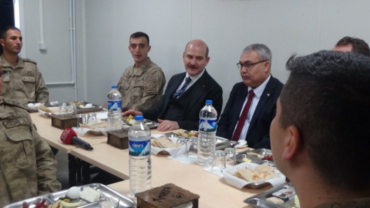 İçişleri Bakanı Soylu’dan kar altında görev yapan Mehmetçiğe ziyaret