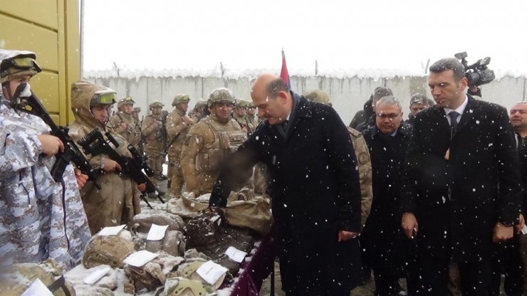 İçişleri Bakanı Soylu’dan kar altında görev yapan Mehmetçiğe ziyaret