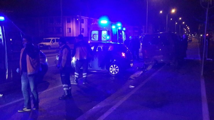 Hafif ticari araç ile otomobil çarpıştı: 5 yaralı