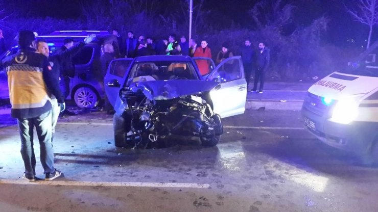 Hafif ticari araç ile otomobil çarpıştı: 5 yaralı