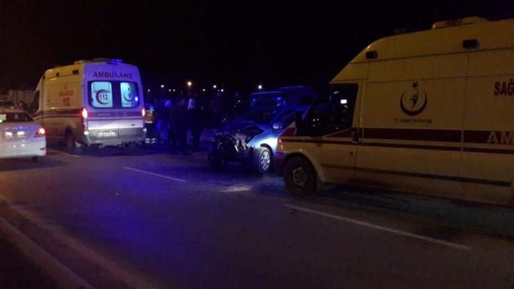 Hafif ticari araç ile otomobil çarpıştı: 5 yaralı