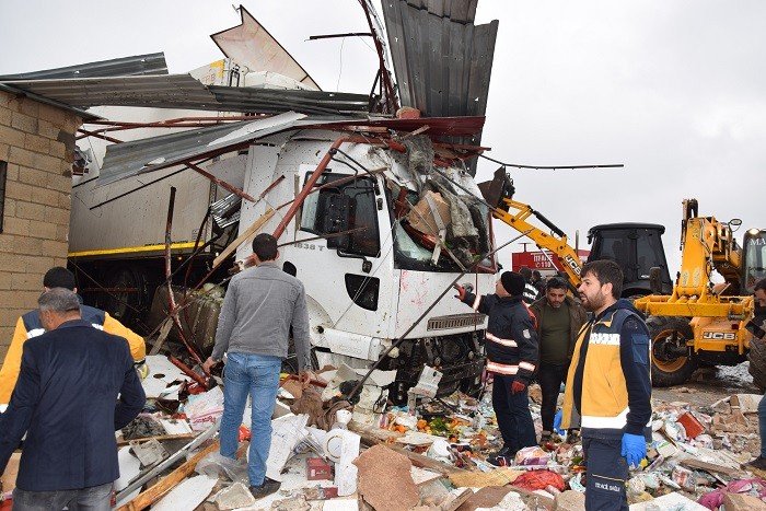 Şanlıurfa’da tır markete daldı: 4 yaralı