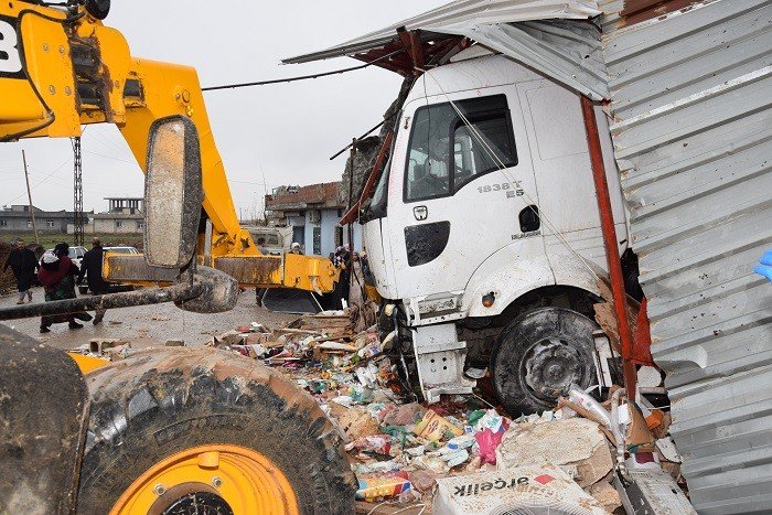 Şanlıurfa’da tır markete daldı: 4 yaralı