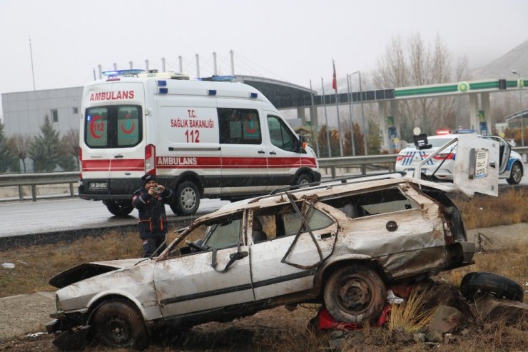 Şarampole devrilen otomobil hurdaya döndü: 4 yaralı