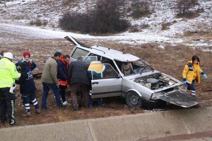 Şarampole devrilen otomobil hurdaya döndü: 4 yaralı