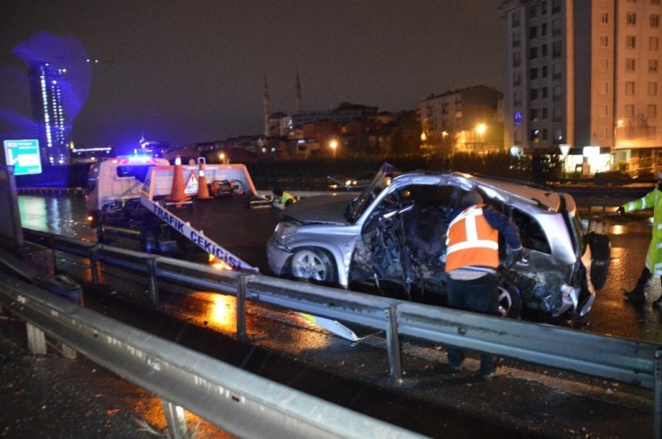 TEM Otoyolunda kaza yapan cip bariyerlere ok gibi saplandı