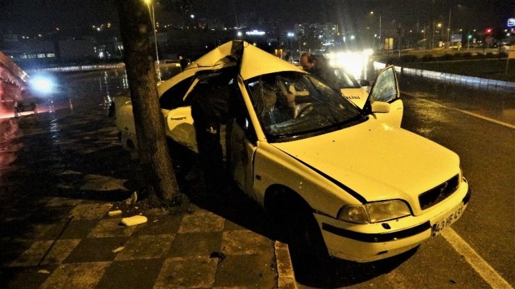 Otomobil ağaca çarptı: 2 yaralı