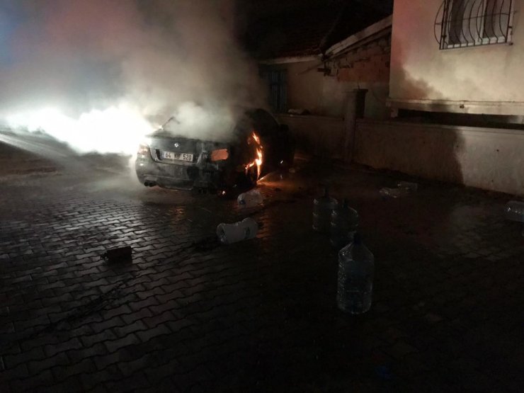 Uşak’ta park halindeki 2 otomobil yandı