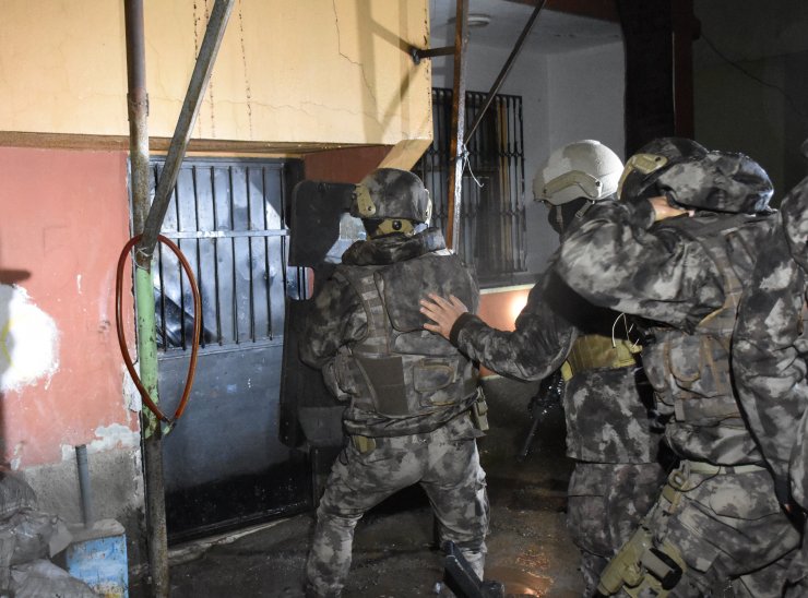 GÜNCELLEME - Adana'da uyuşturucu satıcılarına yönelik operasyon