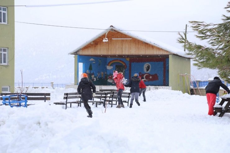 Yurt yolu kardan kapanan öğrencilerin kar sevinci