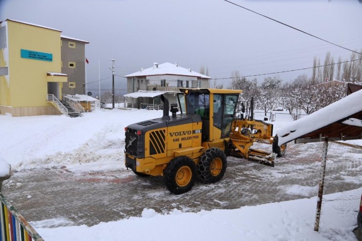 Yurt yolu kardan kapanan öğrencilerin kar sevinci