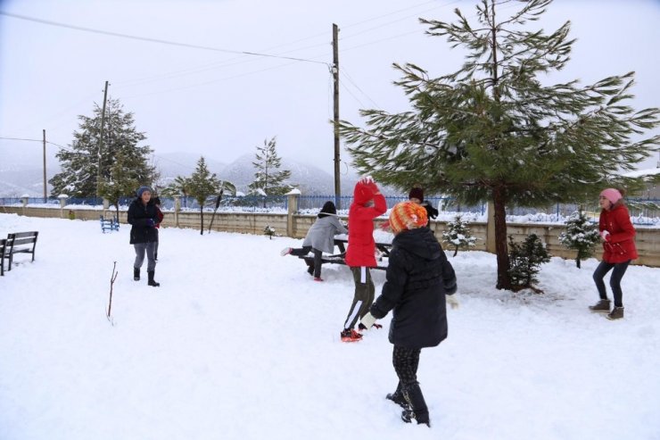 Yurt yolu kardan kapanan öğrencilerin kar sevinci