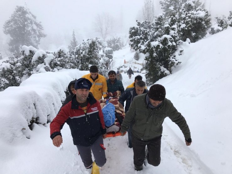 Antalya’da kar sebebiyle evinde mahsur kalan hasta böyle kurtarıldı