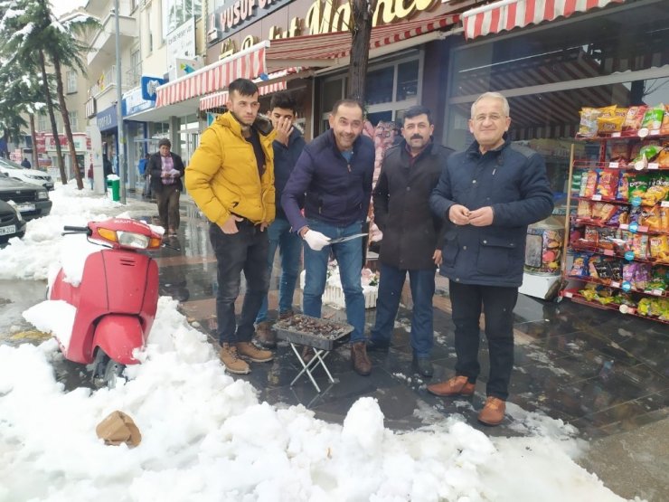 Antalya ’nın Korkuteli ilçesinde kar kalınlığı 25 santime ulaştı, elektrikler kesildi