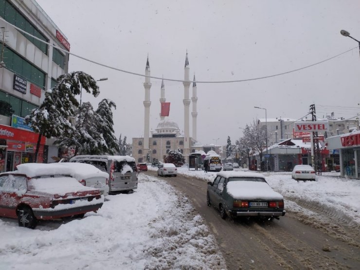 Antalya ’nın Korkuteli ilçesinde kar kalınlığı 25 santime ulaştı, elektrikler kesildi