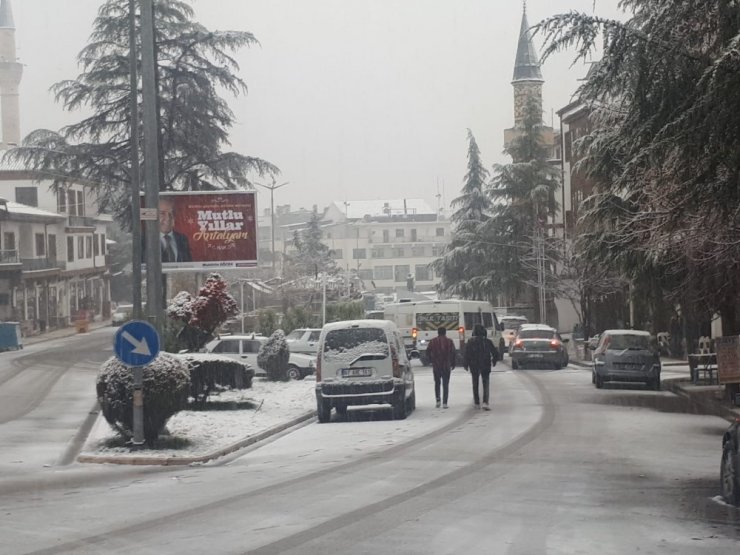 Antalya ’nın Korkuteli ilçesinde kar kalınlığı 25 santime ulaştı, elektrikler kesildi