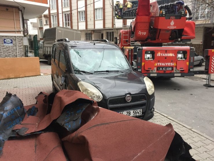 Arnavutköy’de fırtınada çatı uçtu, hastane tabelası devrildi
