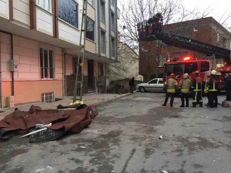 Arnavutköy’de fırtınada çatı uçtu, hastane tabelası devrildi
